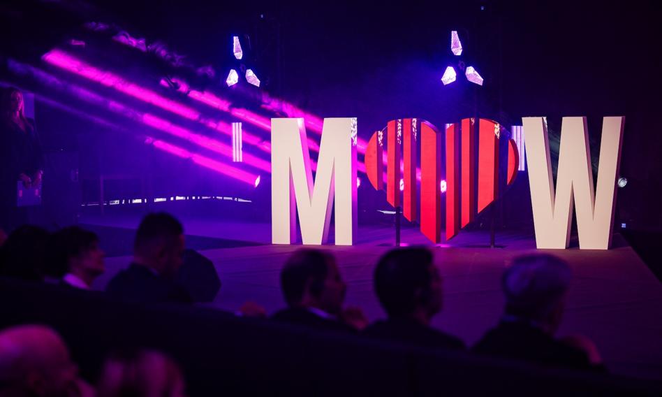 Uczestnicy konferencji Made in Wroclaw w strefie EXPO, w tle scenografia wydarzenia i logo konferencji