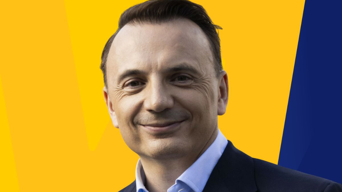 Łukasz Gibała, nowo wybrany prezydent Krakowa, przemawia na konferencji prasowej po zwycięstwie w drugiej turze wyborów samorządowych w 2026 roku
