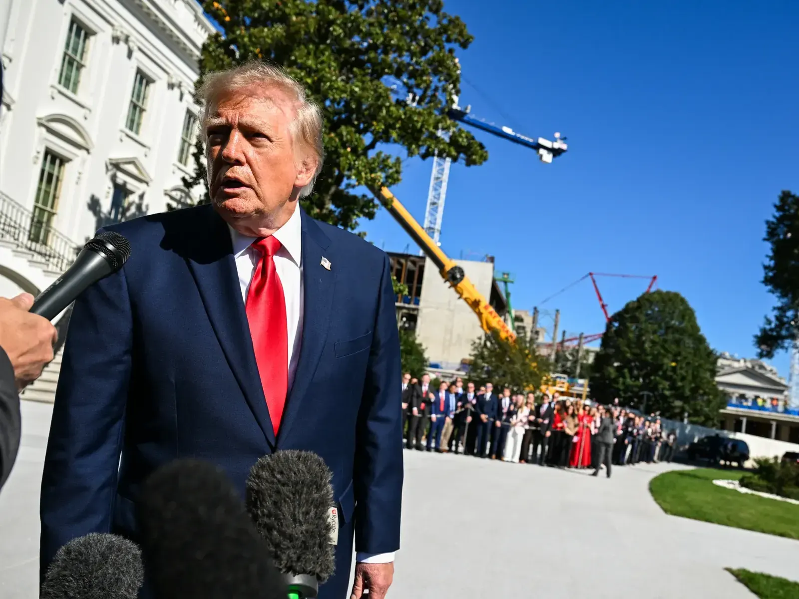 Donald Trump podczas wystąpienia w Białym Domu, w tle flaga Stanów Zjednoczonych