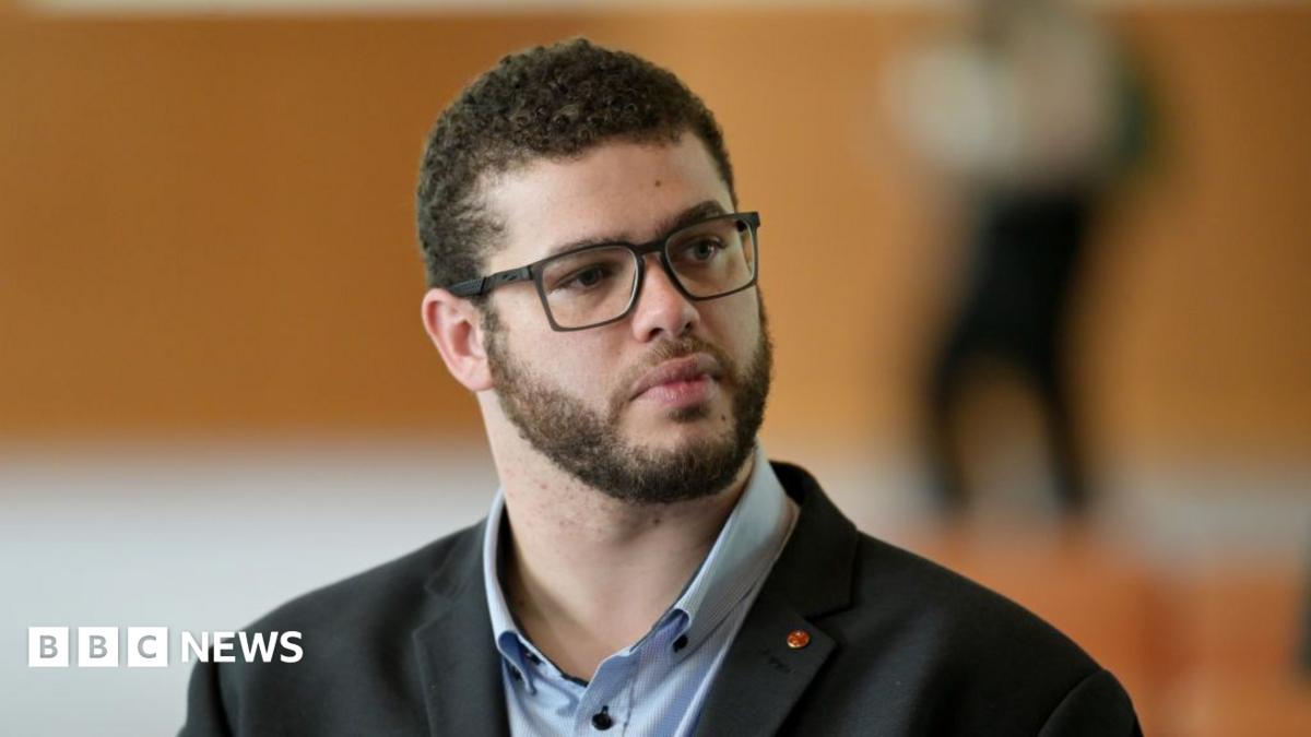 Australijski senator Zielonych Jordon Steele-John podczas wystąpienia publicznego