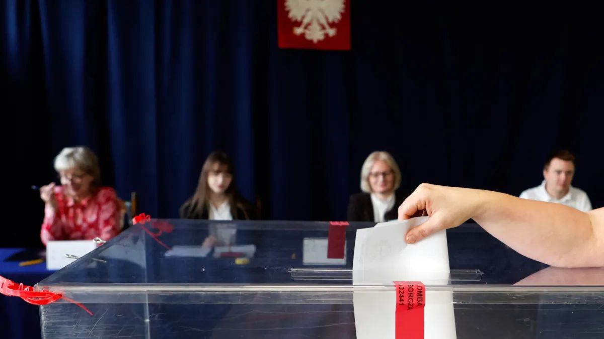 Referendum w Częstochowie 2026 – lokal wyborczy z urnami i członkami komisji