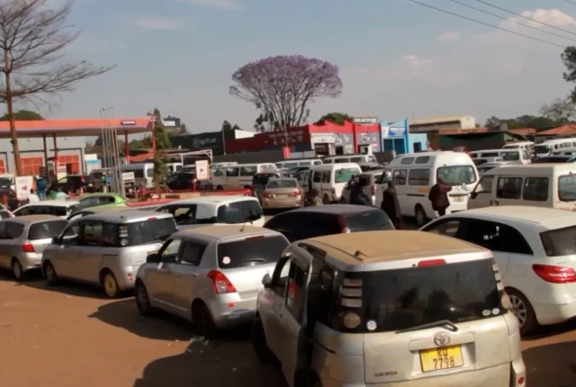 Kryzys paliwowy w Malawi: kierowcy czekają po trzy dni na benzynę w Lilongwe