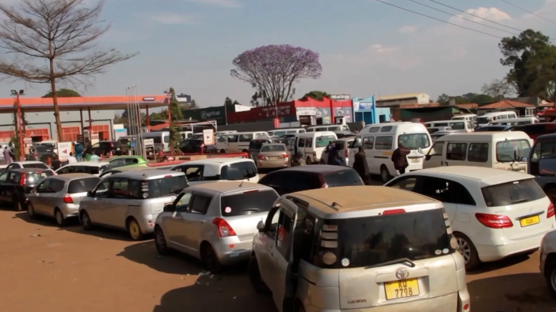 Kierowcy czekający w długiej kolejce samochodów na stacji paliw w Lilongwe, stolicy Malawi