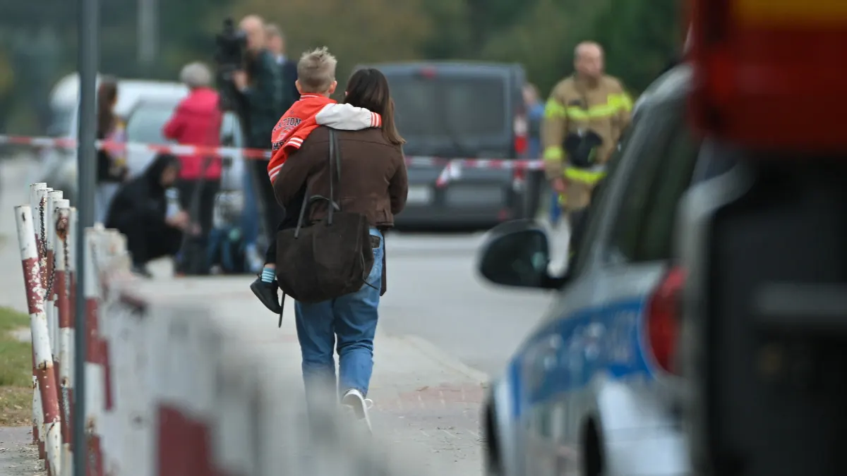 Psycholożka dr Joanna Skruczaj-Olejnik podczas wywiadu, wyjaśnia mechanizm rozprzestrzeniania się dezinformacji w mediach społecznościowych