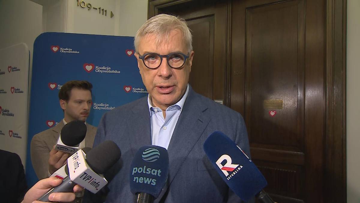 Roman Giertych i Karol Nawrocki w politycznej konfrontacji, tło z budynkiem Sejmu