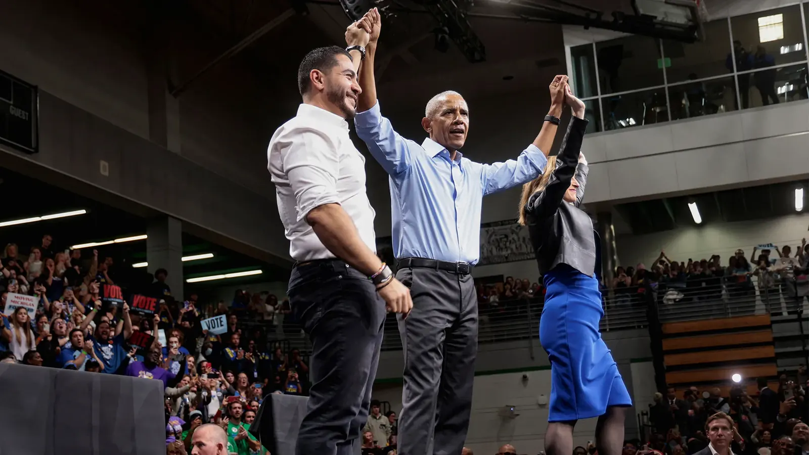 Barack Obama i Abdul El-Sayed na scenie podczas wiecu wyborczego w Detroit
