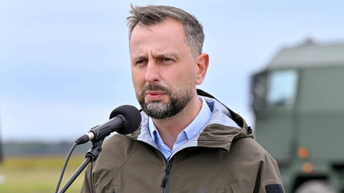 Budynek Ministerstwa Obrony Narodowej w Warszawie, przed którym powiewają flagi Polski i NATO