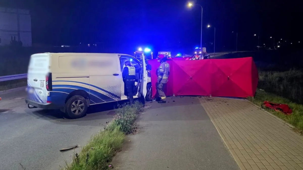 Miejsce wypadku na ulicy Chwaszczyńskiej w Gdyni, w którym zderzyły się bus i samochód osobowy, na miejscu pracują służby ratunkowe