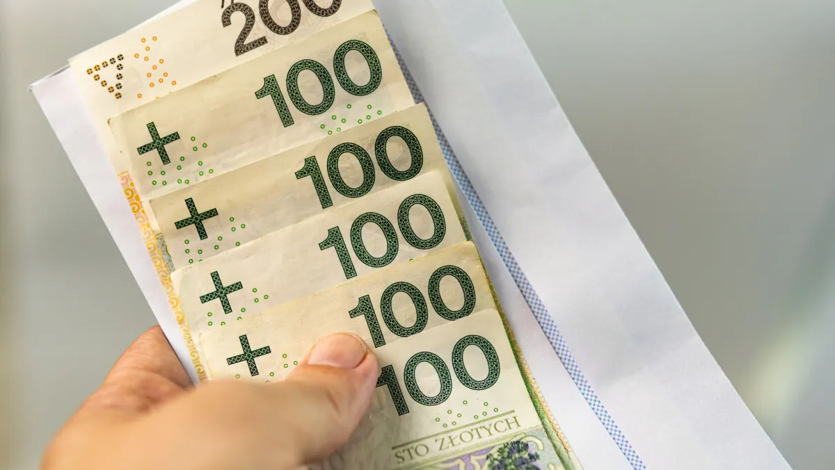 Osoby w wieku przedemerytalnym rozmawiające z doradcą w urzędzie pracy, Polska, zdjęcie ilustracyjne