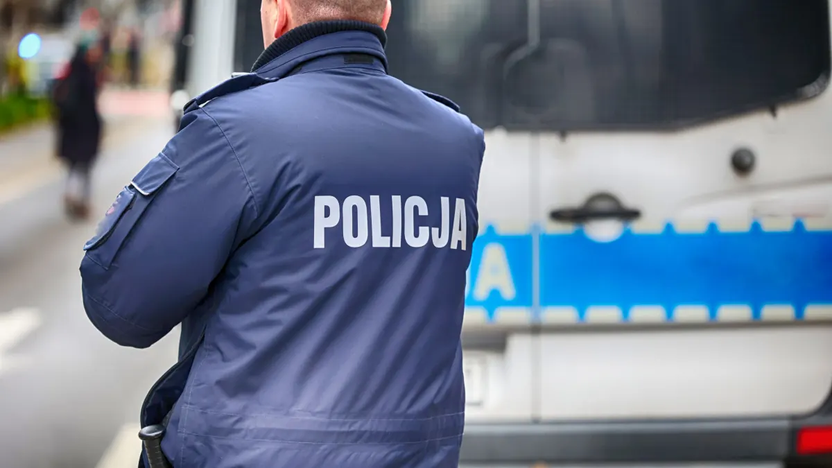 Rozbity pomnik ofiar getta w Sosnowcu na placu Braci Kożuchów po akcie wandalizmu