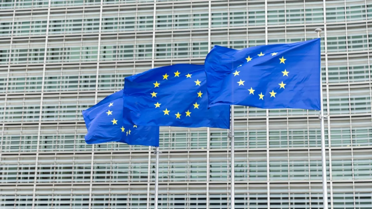Flaga Unii Europejskiej przed budynkiem instytucji unijnych w Brukseli, negocjacje w sprawie wieloletniego budżetu UE