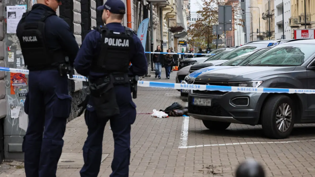 radiowozy policyjne na ulicy Nowogrodzkiej w Warszawie po ataku tasakiem na 58-latka